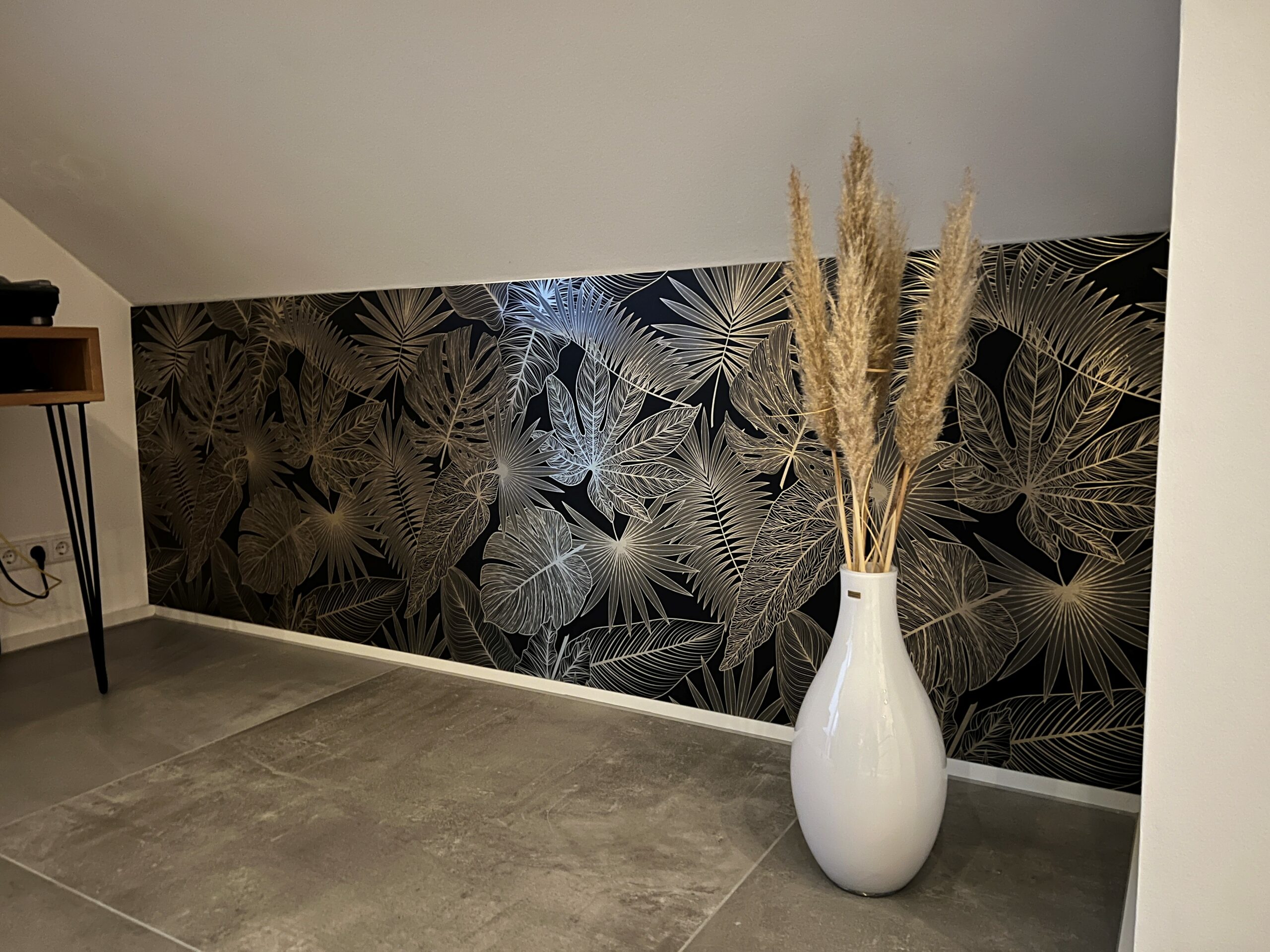 Designwand schwarz mit Gold-Effekten