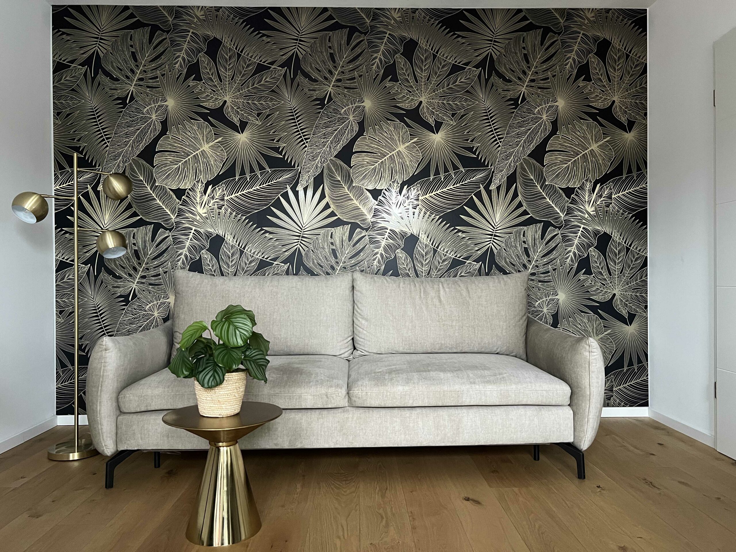 Designwand schwarz mit Gold-Effekten