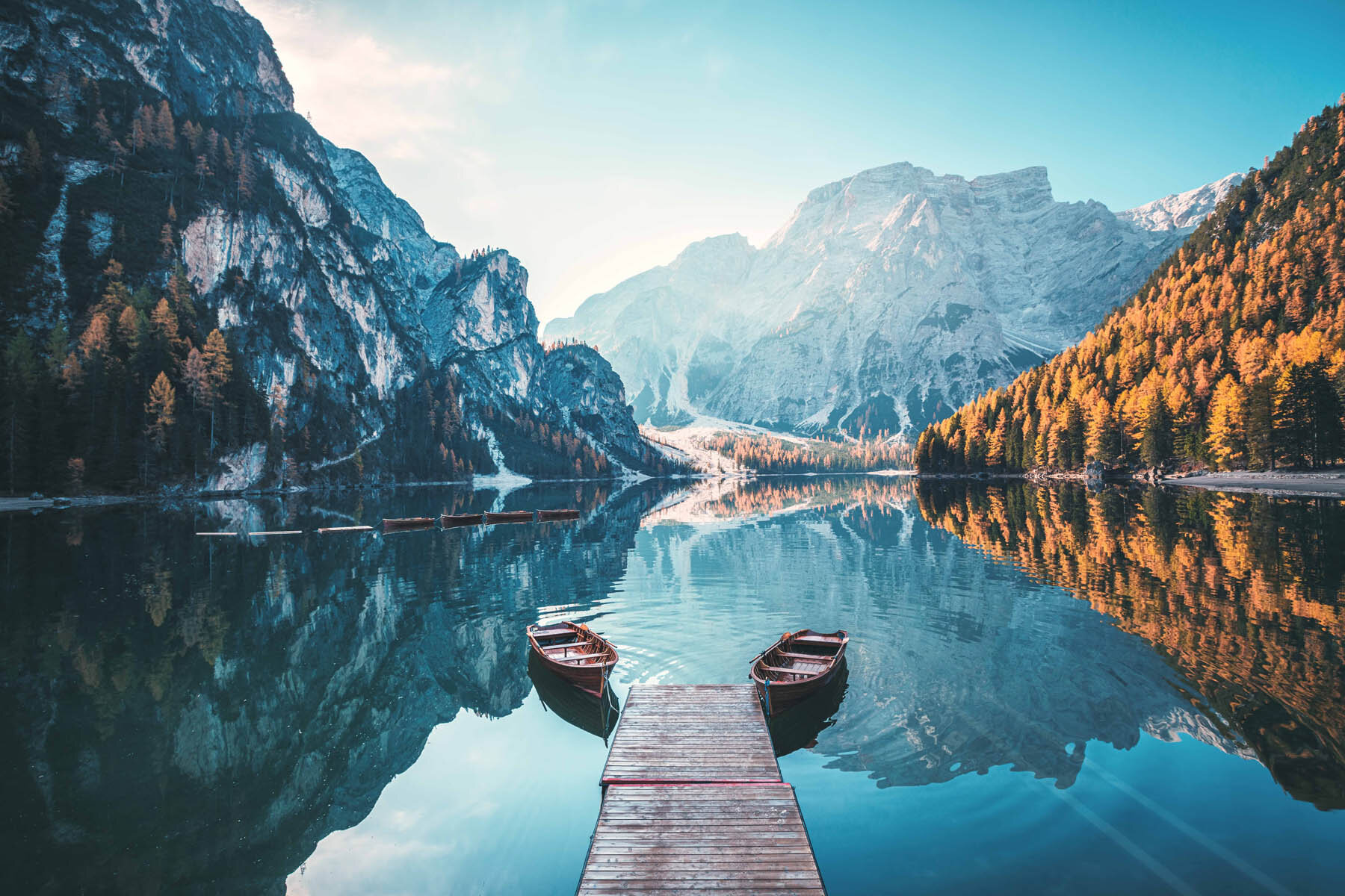 PlateART Duschrückwand Küchenrückwand Wandverkleidung Bergsee mit Steg und Booten